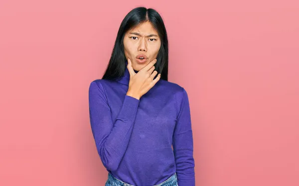 Beautiful Young Asian Woman Wearing Casual Clothes Looking Fascinated Disbelief — Stock Photo, Image