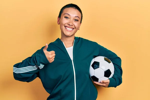 Hermosa Mujer Hispana Con Pelo Corto Sosteniendo Pelota Fútbol Sonriendo —  Fotos de Stock