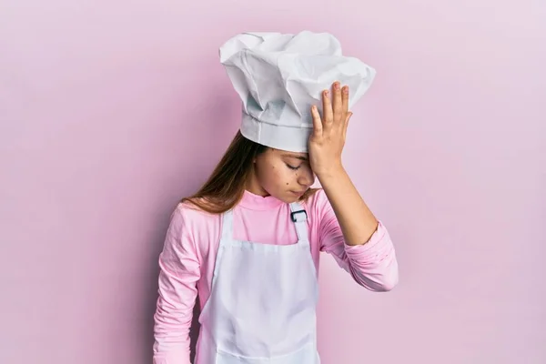 Hermosa Niña Morena Vistiendo Delantal Cocinero Profesional Sombrero Sorprendido Con —  Fotos de Stock