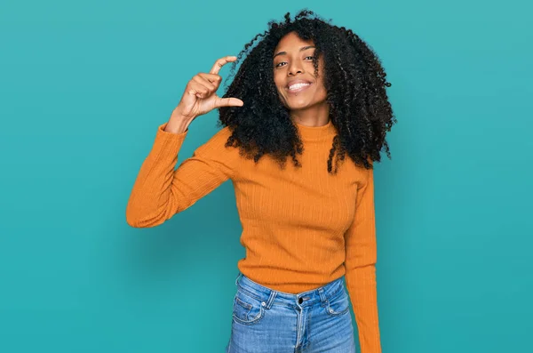 Jovem Afro Americana Vestindo Roupas Casuais Sorrindo Gestos Confiantes Com — Fotografia de Stock