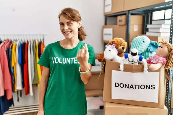 Mulher Branca Bonita Vestindo Shirt Voluntária Doações Stand Acenando Vir — Fotografia de Stock