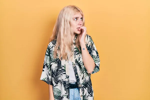 Mooie Blanke Vrouw Met Blond Haar Draagt Tropisch Shirt Ziet — Stockfoto