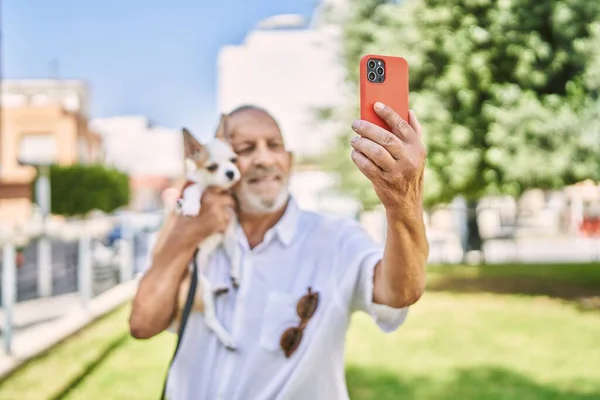 Uomo Anziano Che Abbraccia Chihuahua Facendo Selfie Dallo Smartphone Parco — Foto Stock
