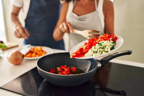Middelbare Leeftijd Spaanse Paar Gieten Voedsel Koekenpan Keuken — Stockfoto