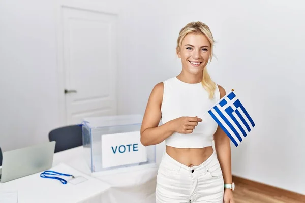 Jovem Mulher Caucasiana Eleição Campanha Política Segurando Bandeira Grega Olhando — Fotografia de Stock