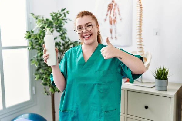 Jonge Roodharige Fysiotherapeut Vrouw Met Massage Body Lotion Glimlachen Gelukkig — Stockfoto