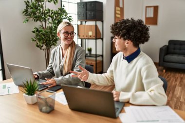 Ofiste çalışan iki işletme yöneticisi..