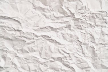 Kırışıklıkları olan beyaz buruşuk kağıt dokusu. Hasarlı ve yırtık çarşaf