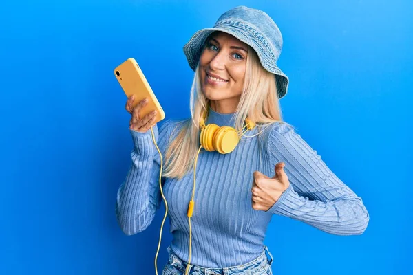 Junge Blonde Frau Mit Smartphone Trägt Kopfhörer Glücklich Und Positiv — Stockfoto