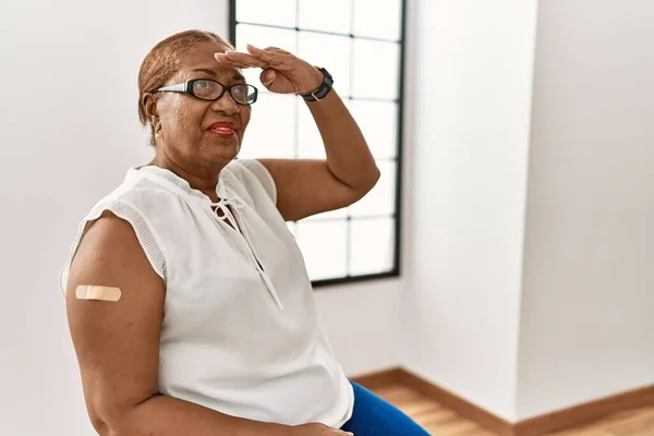 Dojrzała Latynoska Kobieta Dostaje Szczepionkę Pokazującą Ramię Opatrunkiem Bardzo Szczęśliwym — Zdjęcie stockowe