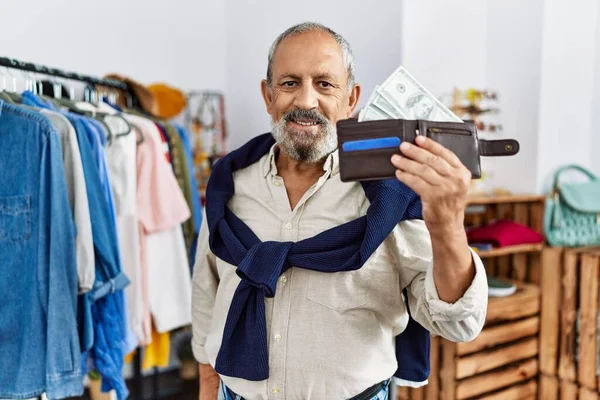 Älterer Grauhaariger Mann Lächelt Zuversichtlich Und Hält Geldbörse Mit Dollars — Stockfoto