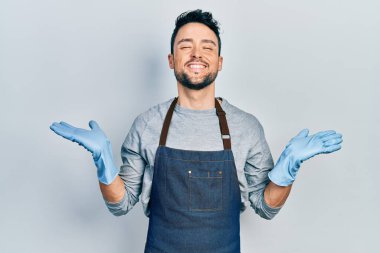 Önlük ve eldiven giyen genç İspanyol adam başarının çılgınlığını kutluyor. Kolları havada ve gözleri kapalı heyecanla bağırıyor. Kazanan konsept 