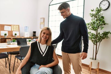 Ofiste çalışırken gülümseyen iki iş adamı..