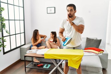 Genç İspanyol adam evde ütü yapıyor, ağızdan ağıza kıyafetleri ütülüyor gizli dedikodular anlatıyor, kötü niyetli konuşmalar fısıldıyor. 