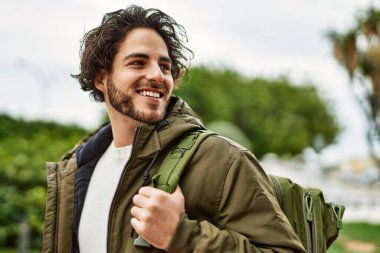 Parkta gülümseyen yakışıklı İspanyol.