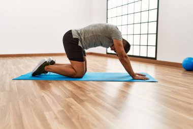 Genç İspanyol adam spor merkezinde geriniyor.