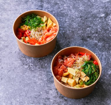  Lezzetli, beton bir yüzeye çıkarılmış kase.