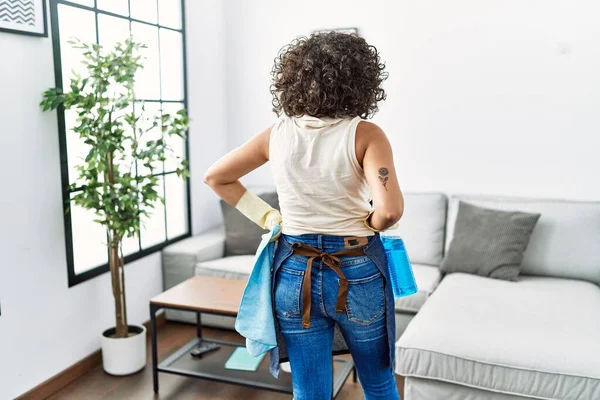 Jovem Mulher Oriente Médio Segurando Pano Limpeza Spayer Casa — Fotografia de Stock