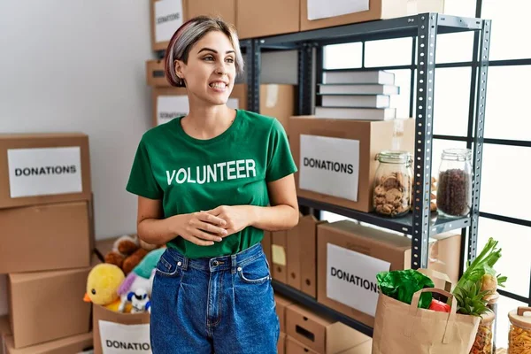 Jonge Mooie Vrouw Draagt Vrijwilliger Shirt Bij Donaties Staan Van — Stockfoto