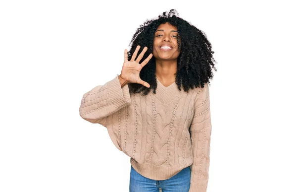 Jovem Afro Americana Vestindo Roupas Casuais Mostrando Apontando Para Cima — Fotografia de Stock