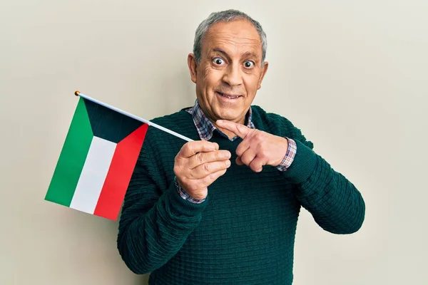 Pohledný Starší Muž Šedými Vlasy Drží Kuvajtskou Vlajku Úsměvem Šťastný — Stock fotografie