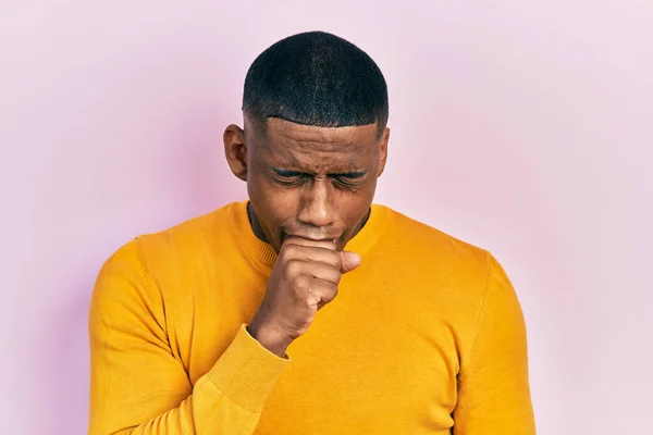 Hombre Negro Joven Que Usa Suéter Amarillo Casual Sintiéndose Mal — Foto de Stock
