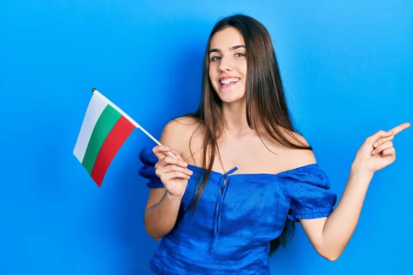 Jong Brunette Tiener Holding Bulgaria Vlag Glimlachen Gelukkig Wijzend Met — Stockfoto