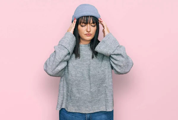 Young Hispanic Woman Wearing Cute Wool Cap Hand Head Pain — Stock Photo, Image