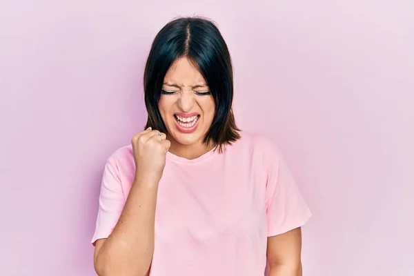 Ung Latinamerikansk Kvinna Bär Casual Rosa Shirt Arg Och Galen — Stockfoto