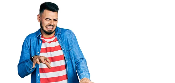 Junger Hispanischer Mann Mit Bart Trägt Lässige Jeansjacke Angewiderten Ausdruck — Stockfoto