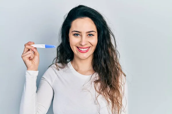 Jovem Hispânica Segurando Termômetro Olhando Positivo Feliz Sorrindo Com Sorriso — Fotografia de Stock