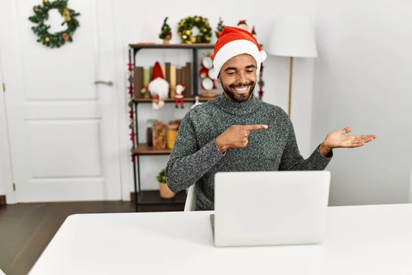 Молодий Іспаномовний Чоловік Бородою Різдвяному Капелюсі Використовуючи Ноутбук Здивований Посміхається — стокове фото
