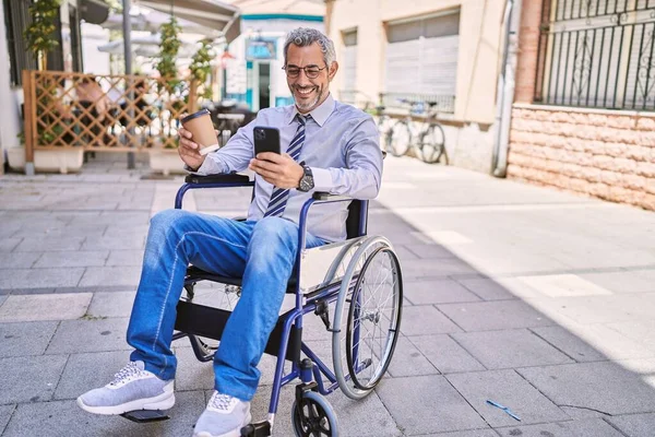 Tekerlekli Sandalyede Oturan Orta Yaşlı Bir Adam Sokakta Akıllı Telefon — Stok fotoğraf