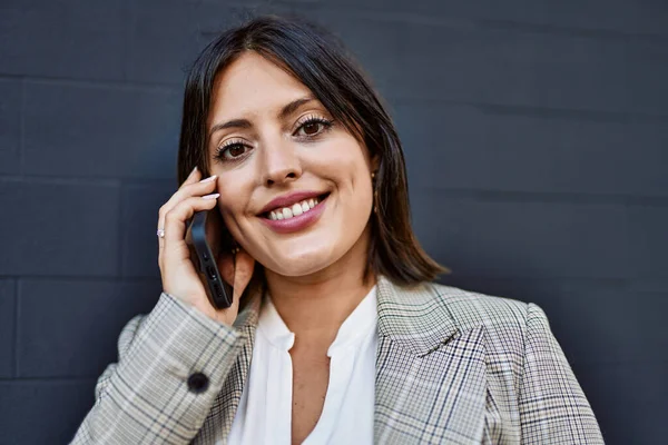 Jeune Femme Affaires Hispanique Souriant Heureux Parler Sur Smartphone Ville — Photo