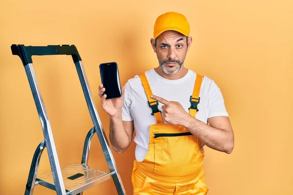 Handsome Middle Age Man Grey Hair Standing Ladder Showing Smartphone — Stockfoto