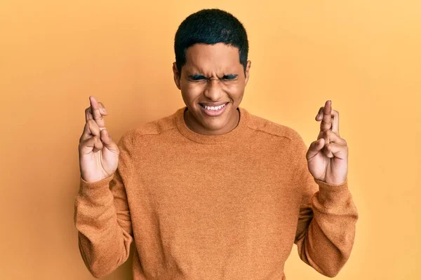 Junger Gutaussehender Hispanischer Mann Lässigem Winterpullover Mit Erhobenem Zeigefinger Lächelnd — Stockfoto