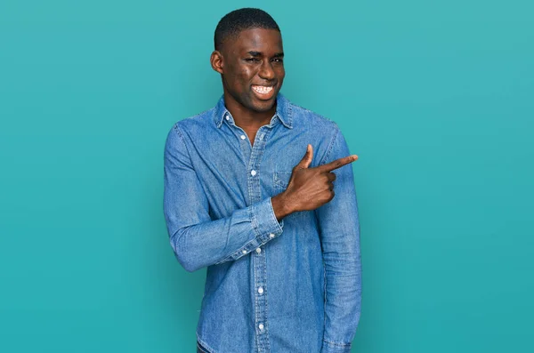 Jovem Afro Americano Vestindo Roupas Casuais Alegre Com Sorriso Rosto — Fotografia de Stock