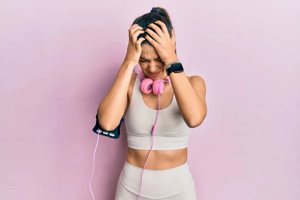 Młoda Latynoska Kobieta Ubrana Strój Gimnastyczny Używająca Słuchawek Cierpiących Ból — Zdjęcie stockowe