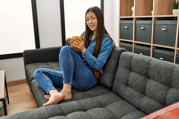 Ung Kinesisk Flicka Dricker Kaffe Sittandes Soffan Hemma — Stockfoto
