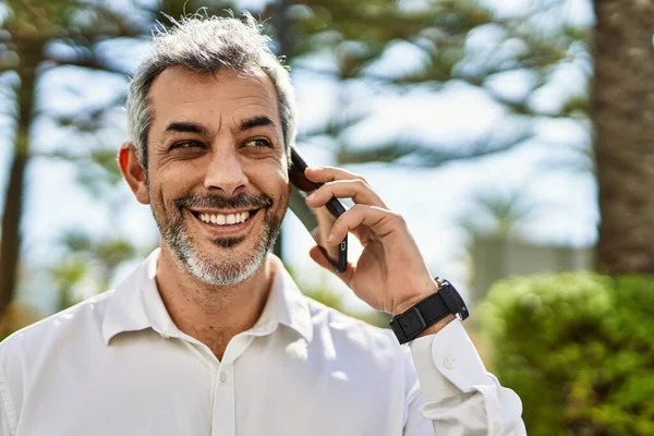 Šedovlasý Muž Středního Věku Šťastně Usmívá Když Mluví Smartphonu Městě — Stock fotografie