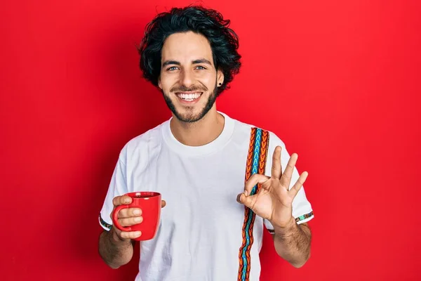 Bonito Hispânico Homem Bebendo Uma Xícara Café Fazendo Sinal Com — Fotografia de Stock