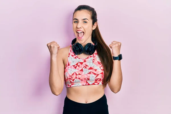 Jeune Adolescente Brune Portant Des Vêtements Gymnastique Utilisant Des Écouteurs — Photo