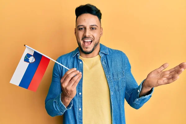Ung Arabisk Man Som Håller Slovenia Flagga Fira Prestation Med — Stockfoto