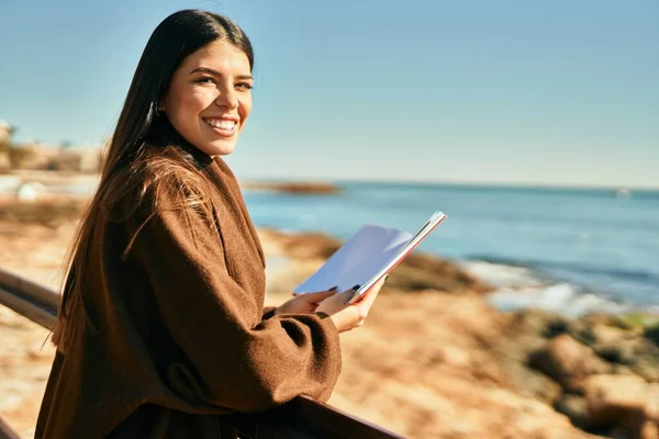 Joven Mujer Hispana Sonriendo Feliz Libro Lectura Playa — Foto de Stock