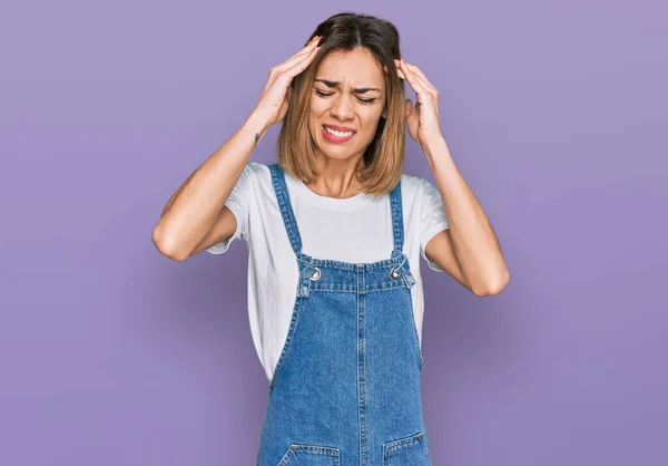 Jong Blond Meisje Draagt Casual Kleren Die Lijden Aan Hoofdpijn — Stockfoto