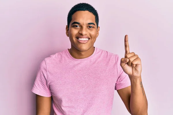 Genç Yakışıklı Pembe Tişörtlü Kendine Güvenen Mutlu Gülümseyen Bir Spanyol — Stok fotoğraf