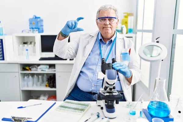 Homme Caucasien Principal Travaillant Laboratoire Scientifique Geste Souriant Confiant Avec — Photo