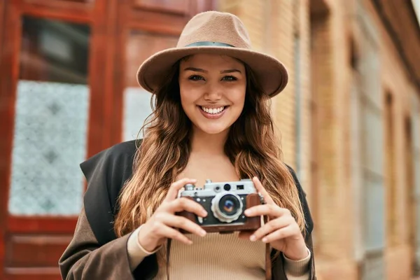 Mladá Hispánská Turistka Šťastně Usmívá Pomocí Vintage Kamery Městě — Stock fotografie