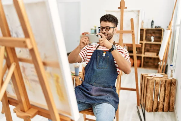 Jovem Artista Árabe Homem Fazer Foto Para Desenhar Estúdio Arte — Fotografia de Stock