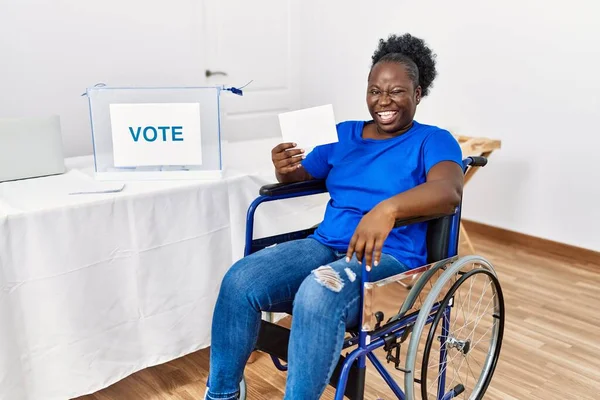 Mujer Africana Joven Sentada Silla Ruedas Votando Poniendo Sobre Urna —  Fotos de Stock